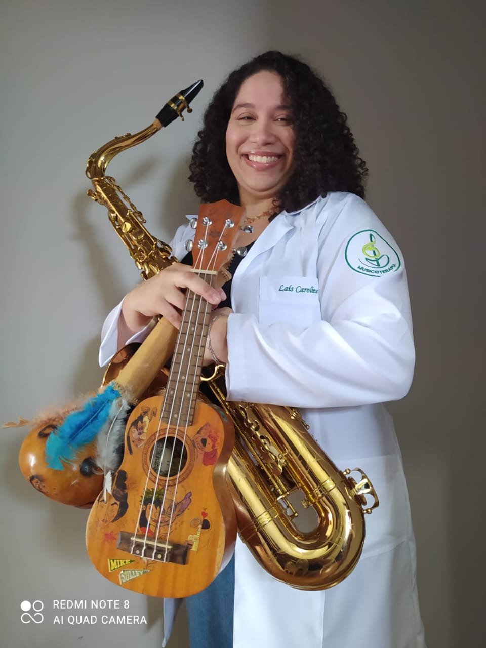 Laís Caroline da Silva Souza, musicoterapeuta, com instrumentos musicais